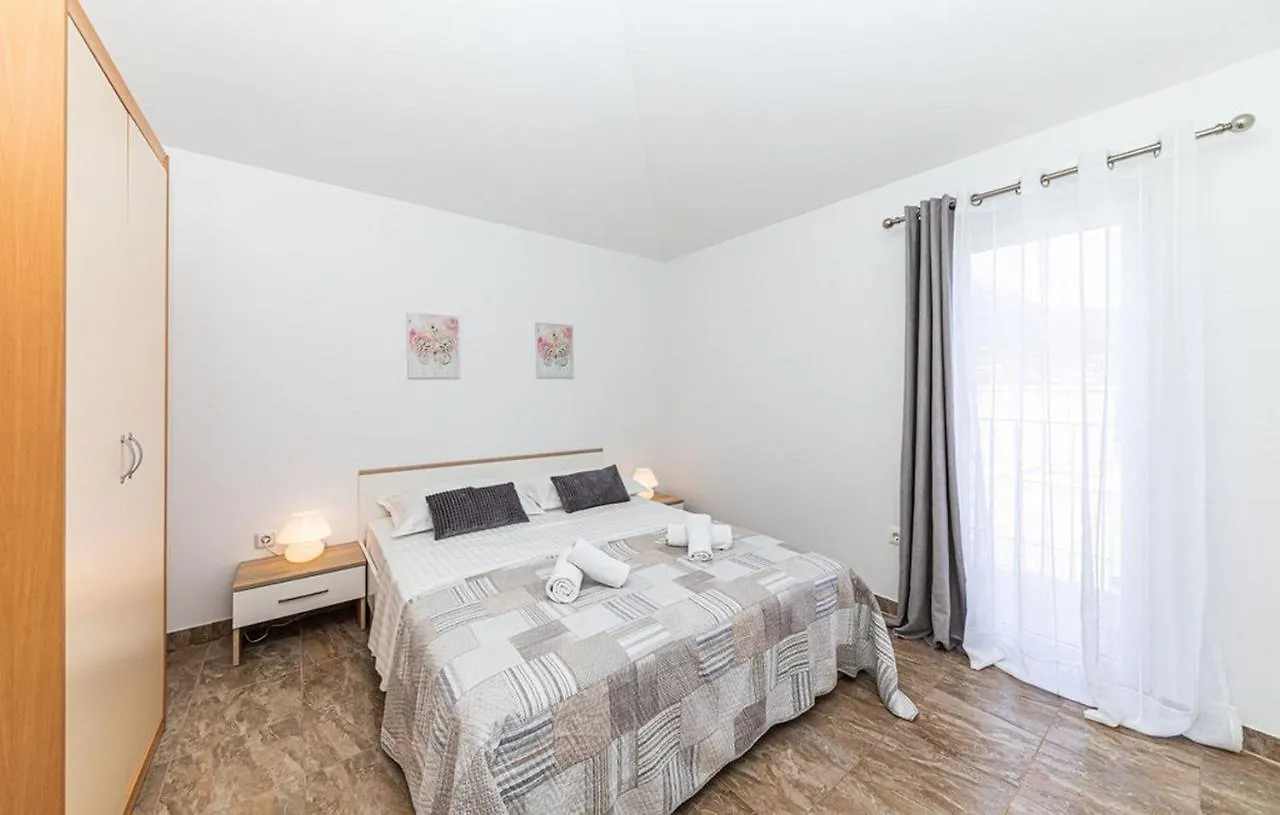 Villa Hana Kastel Novi 0*,  Croatia